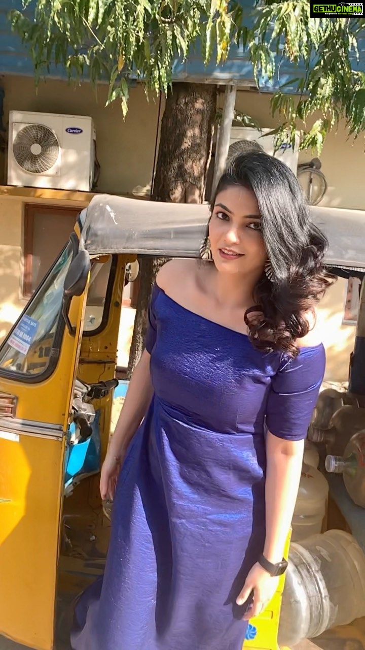 Kalpika Ganesh Instagram - When class meets mass Hair and make up @thimmappa180 boya🥰 Off shoulder gown @mounagummadi @hilodesign.co Also special mention to my DOP who hated the idea of me coming out of auto in this look @itsmeashish7 🤣😜😂 #tamil #tamilsongs #bachelormovie #tamilreels