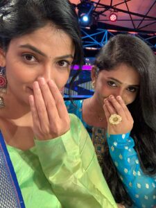 Kalpika Ganesh Instagram - To all the ppl who dint watch LOSER web series yet on @zee5telugu 
We are asking you to POYAA PO PO

The most anticipated and the one I was looking forward with my Jr RUBY
OMG what energy what enthu

Yes we made sure every moment the team of LOSER were together promoting we’ll have fun too❤️
 
Thanks @itsmeashish7 for being a experimental camera man on this😂

#reels #loser #promotions #telugu #webseries #tamil #zee5 #rubyshabana