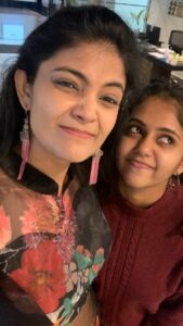 Kalpika Ganesh Instagram - @iamkalpika piece of mind eh ga? Ochesthundi...on the way 😛😂 . Location @krishnapatnam_kitchen #forummall #reels#insta#foryou#explore