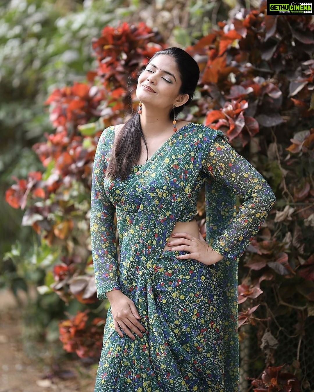 Kalpika Ganesh Instagram - Oh Universe Let 21st jan 2022 be opening beautiful windows out for me Watch Loser Season2 on @zee5telugu from 21st jan 2022 Saree by @sr_label_by_yaminireddy MUH & drape done my my friend @mukhchitrbysilpav thanks papa Earrings by @freshpurplebyvibha Clicked by my fav @karteeksivagouni #saree #floral #green