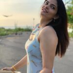 Kalpika Ganesh Instagram - Mujhe na choona VC @the_suriya_n #instareels #throwbackthursday #throwback #beach #sunrise #blue #shotoniphone