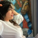 Kalpika Ganesh Instagram - The moment you realise your worth Right things fall in place @the_suriya_n you are the best❤️ And I miss you🥰 That amazing painting in the backdrop by @mayanelluri #selfmusings #whiteshirt #goodlighting #phoneclick #shotoniphone