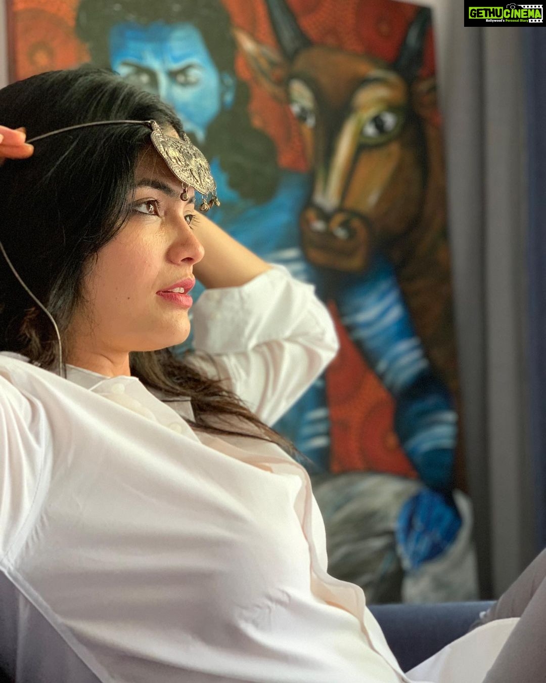 Kalpika Ganesh Instagram - The moment you realise your worth Right things fall in place @the_suriya_n you are the best❤️ And I miss you🥰 That amazing painting in the backdrop by @mayanelluri #selfmusings #whiteshirt #goodlighting #phoneclick #shotoniphone