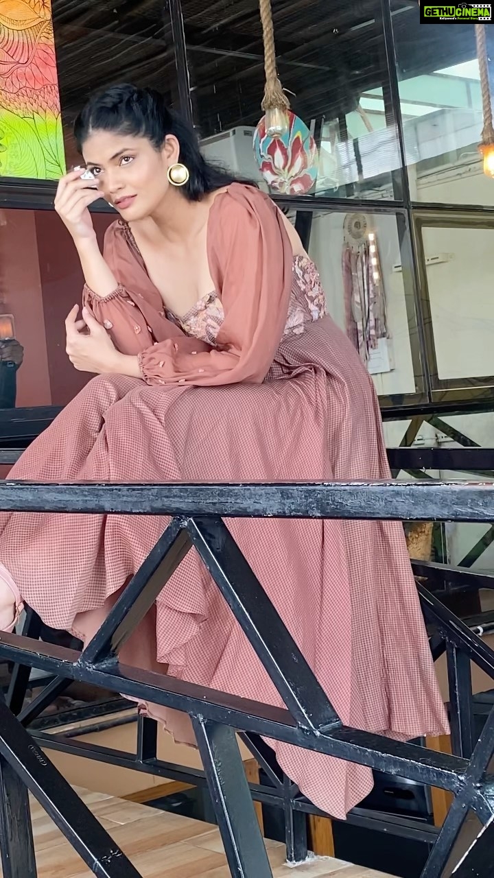 Kalpika Ganesh Instagram - This surely was one of our best photo session my boy @anuragkamillaphotography What say?? Thanks @exodusbydurga for giving me such an elegant look along with capturing the candid moments Special thanks to @sacredearthcafe @thejaswi_kotha would want to work more with you Beautiful attire by @tanva_by_deepika Earrings by @aa.r.ka #reels #reelsinstagram #reels2021