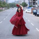 Kalpika Ganesh Instagram - Wake up everyday with a belief that you rule the world.. I don know about you but I surely rule the world around me🤍 Dress customised by @sr_label_by_yaminireddy Make up and hair @makeupbykrishnaveni Captured by @karteeksivagouni Earring by @loukyas_an_inch_of_gold #dangles #layers #maroons #silver #noedit #nofilter #perfectlighting