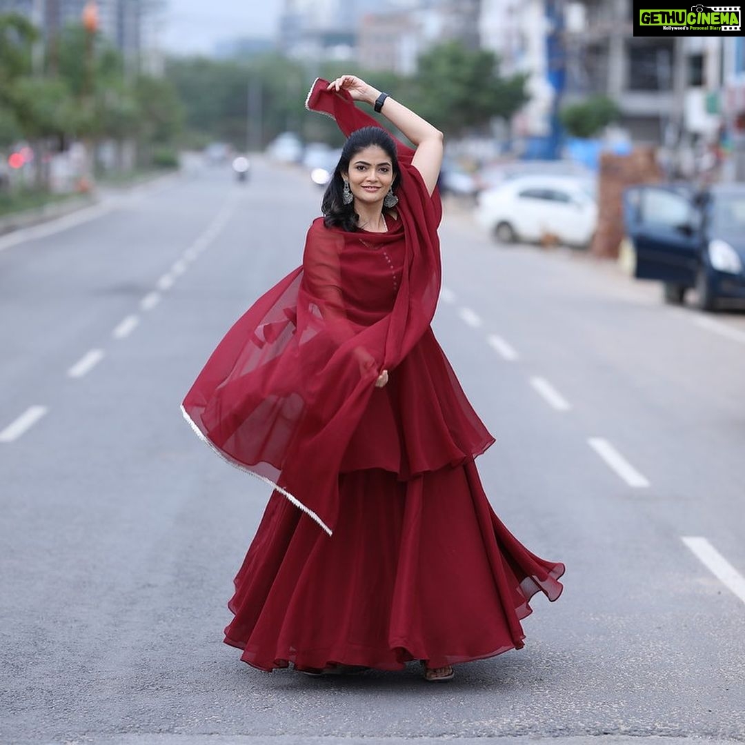 Kalpika Ganesh Instagram - Wake up everyday with a belief that you rule the world.. I don know about you but I surely rule the world around me🤍 Dress customised by @sr_label_by_yaminireddy Make up and hair @makeupbykrishnaveni Captured by @karteeksivagouni Earring by @loukyas_an_inch_of_gold #dangles #layers #maroons #silver #noedit #nofilter #perfectlighting