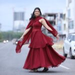 Kalpika Ganesh Instagram - Wake up everyday with a belief that you rule the world.. I don know about you but I surely rule the world around me🤍 Dress customised by @sr_label_by_yaminireddy Make up and hair @makeupbykrishnaveni Captured by @karteeksivagouni Earring by @loukyas_an_inch_of_gold #dangles #layers #maroons #silver #noedit #nofilter #perfectlighting