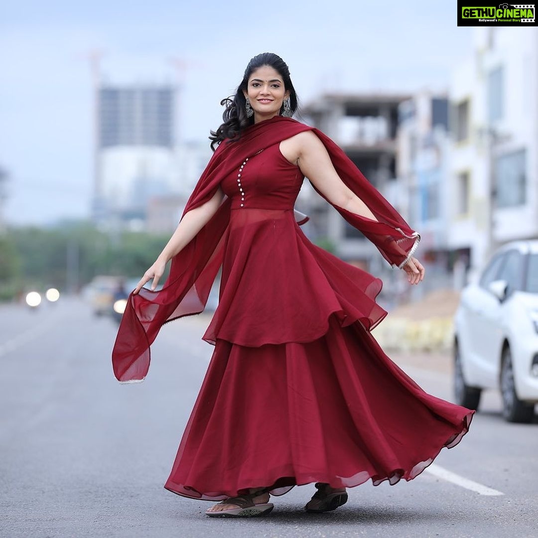 Kalpika Ganesh Instagram - Wake up everyday with a belief that you rule the world.. I don know about you but I surely rule the world around me🤍 Dress customised by @sr_label_by_yaminireddy Make up and hair @makeupbykrishnaveni Captured by @karteeksivagouni Earring by @loukyas_an_inch_of_gold #dangles #layers #maroons #silver #noedit #nofilter #perfectlighting
