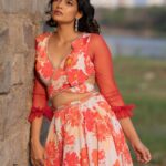Kalpika Ganesh Instagram – SYMPHONY 💕❤️

Wardrobe @baaswinivarmalabel 
Clicked @karteeksivagouni 
Make up and hair @makeupbykrishnaveni 

#symphony #orange #florals #prints
