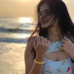Kalpika Ganesh Instagram - Sunny mornings are always mood changers🌞 #mondaymood #happymonday #gamechanger #moodchanger #phoneclicks #iphoneclicks #candid #beachside