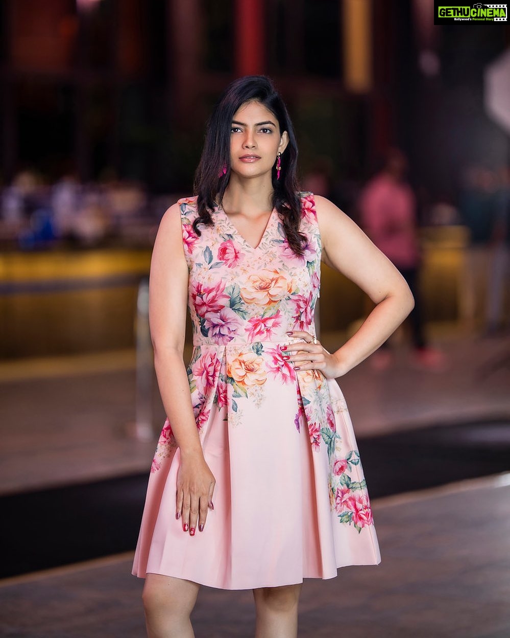 Kalpika Ganesh Instagram - I don’t try too hard to be pretty💓 At an event of @coffeeinachaicupmovies Acknowledging Art & Artists Stylist @_anita_priya MUH @makeupbykrishnaveni 📸 @karteeksivagouni Wardrobe @coverstoryfsl Nail art @agratanail_hyd @agratasalon #dressup #dressuptime #coffeeinachaicup #art&artist Heart Cup Coffee, Gachibowli
