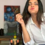 Kalpika Ganesh Instagram - My weekend was definitely a master blaster💜💙 The art that you can see behind me in a blurred vision is done by @mayanelluri Clicked by my very own @the_suriya_n on iPhone #shotoniphone #candid #noedit #nofilter #appleiphone #iphonephotography #whiteshirt