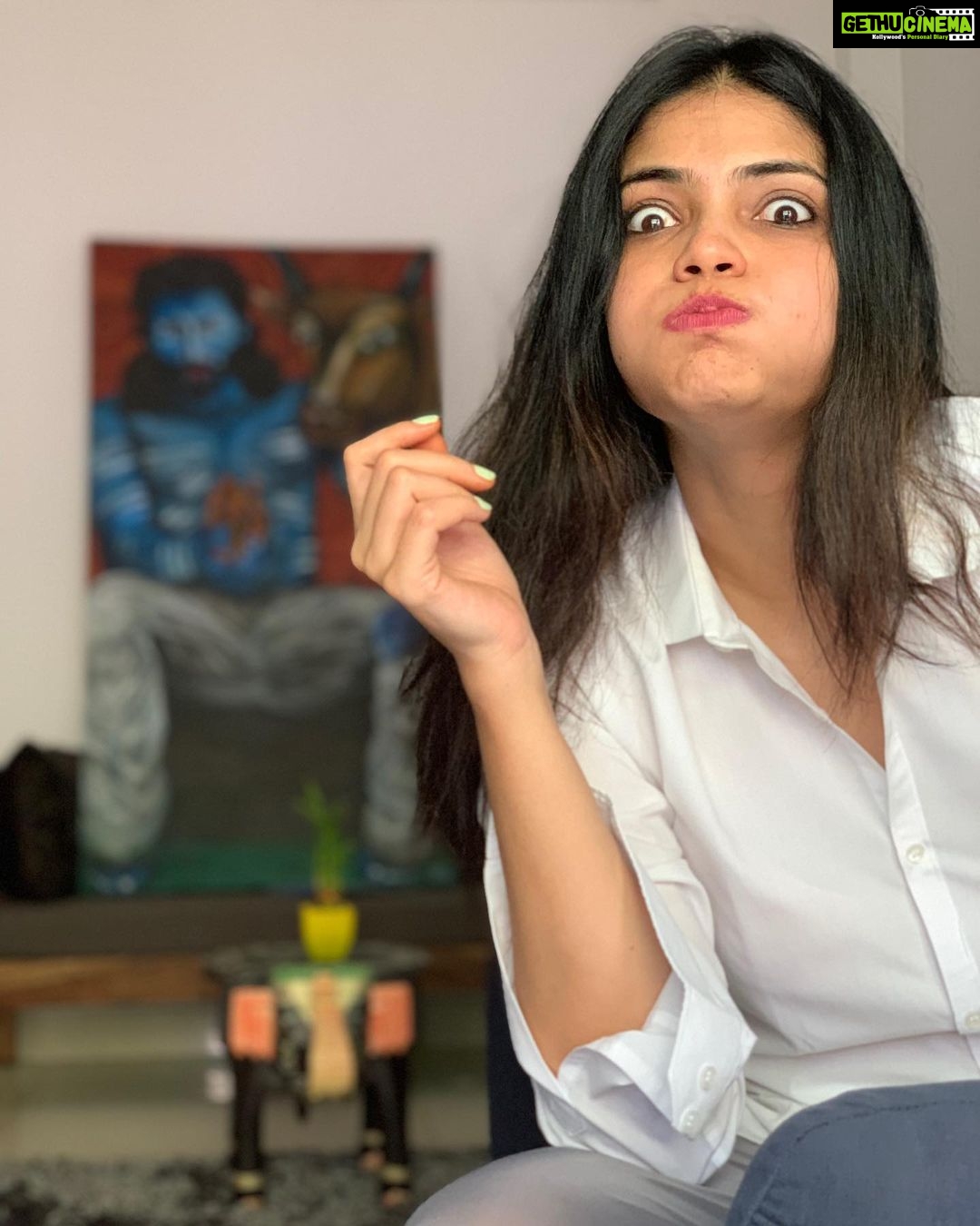 Kalpika Ganesh Instagram - My weekend was definitely a master blaster💜💙 The art that you can see behind me in a blurred vision is done by @mayanelluri Clicked by my very own @the_suriya_n on iPhone #shotoniphone #candid #noedit #nofilter #appleiphone #iphonephotography #whiteshirt