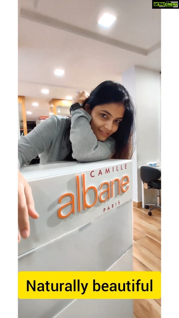 Kalpika Ganesh Instagram - An evening well spent at @camillealbaneindia kondapur branch Special thanks to @hairaffairsby_kk for all the hair related session .. loved our productive discussions Had a relaxing pedicure and a small fun session @camillealbaneindia Along with @sameerchandra.n PS - I dint sing the last song𤣠#camillealbane #kondapurbranch #hairconsultation #wellspentevening #chocolatesandwich