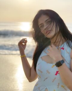 Kalpika Ganesh Instagram - Sunny mornings are always mood changers🌞 #mondaymood #happymonday #gamechanger #moodchanger #phoneclicks #iphoneclicks #candid #beachside
