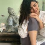 Kalpika Ganesh Instagram - ✌️ #serene #solace #peace #smilefromheart #wethair #whitekurta #shotoniphone #appleiphone #candid #nomakeup #nofilter #noedit