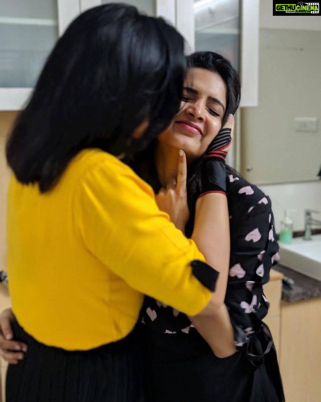 Kalpika Ganesh Instagram - My @pavani_gangireddy papa Glad LOSER series got us introduced in a deeper way though we worked for EKKADIKI EE PARUGU we could not interact much.. but it took just few hours and we bonded so well.. that’s coz we resonate each other in many ways.. Beauty starts from with in and you are that one soul beautiful in and out Continue to be that and yes I wish our bonding remains same no matter how old we get or we sit and count our wrinkles🥰 Happy Happy Birthday Will keep posting these pics until we click more interesting and new ones Love you Have a good one❤️