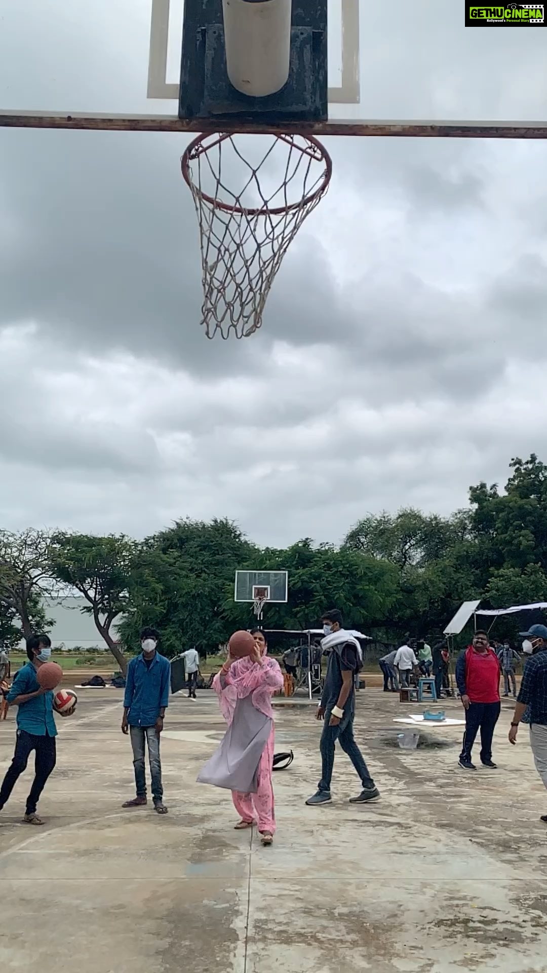 Kalpika Ganesh Instagram - And yes RUBY SHABANA is ready to play basket ball too🤪🤪😜 @k.abhireddy I’m recommending myself for this @chandurdc patiently waiting for my take and capturing it🥰🥰 @spectrummnoffc @annapurnastudios #LoserSeason2 #Spectrummedianetworks #Annapurnastudios #Zee5