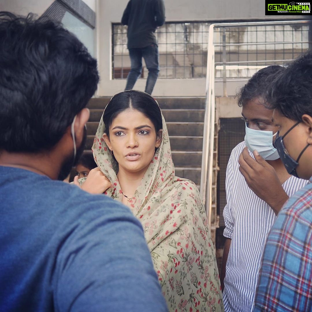 Kalpika Ganesh Instagram - Being back to sets of LOSER feels home❤️ Can’t wait to show you how strong Ruby Shabana hits back!! #webseries #teluguwebseries #rubyshabana #LoserSeason2 #Spectrummedianetworks #Annapurnastudios #Zee5 @spectrummnoffc @annapurnastudios @zee5 Sujatha School