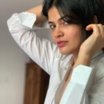 Kalpika Ganesh Instagram - What’s your weekend plans🤍🤍 Again the man behind lens @the_suriya_n #phone #iphoneclick #candid #whiteshirt #nomakeup #nofilter #noedit
