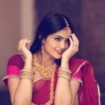Kalpika Ganesh Instagram - Special shout out to @loukyas__an_inch_of_gold for arranging this amazing set of jewellery for a random shoot 📸 @ujval_pasupuleti Make yo and hair @makeupbykrishnaveni