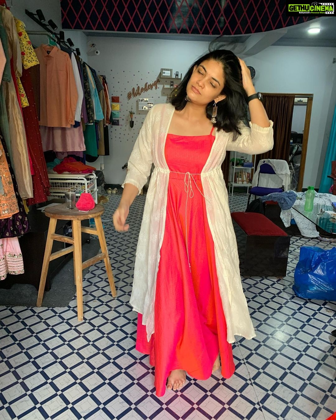 Kalpika Ganesh Instagram - When TRISHA was getting ready to get ready for FOREVERMAYBE 💗💗 Costume trials @hilodesign.co by @mounagummadi Watch now on @chaibisket YouTube channel #forevermaybe #trisha #shorthair #looktrials #costumetrials #hilodesign #mounagummadi