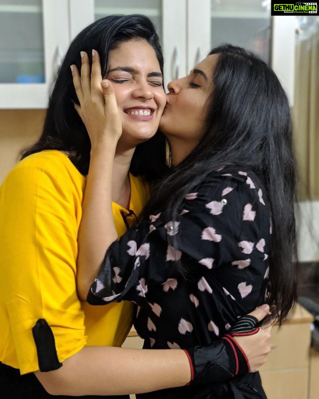 Kalpika Ganesh Instagram - My @pavani_gangireddy papa Glad LOSER series got us introduced in a deeper way though we worked for EKKADIKI EE PARUGU we could not interact much.. but it took just few hours and we bonded so well.. that’s coz we resonate each other in many ways.. Beauty starts from with in and you are that one soul beautiful in and out Continue to be that and yes I wish our bonding remains same no matter how old we get or we sit and count our wrinkles🥰 Happy Happy Birthday Will keep posting these pics until we click more interesting and new ones Love you Have a good one❤️