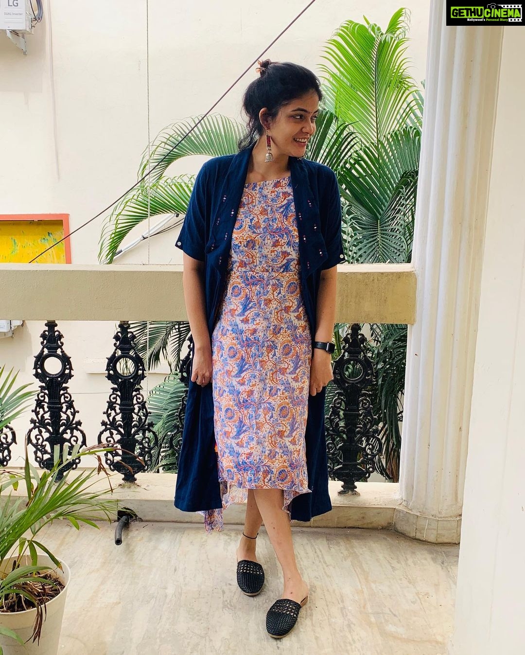 Kalpika Ganesh Instagram - When TRISHA was getting ready to get ready for FOREVERMAYBE 💗💗 Costume trials @hilodesign.co by @mounagummadi Watch now on @chaibisket YouTube channel #forevermaybe #trisha #shorthair #looktrials #costumetrials #hilodesign #mounagummadi
