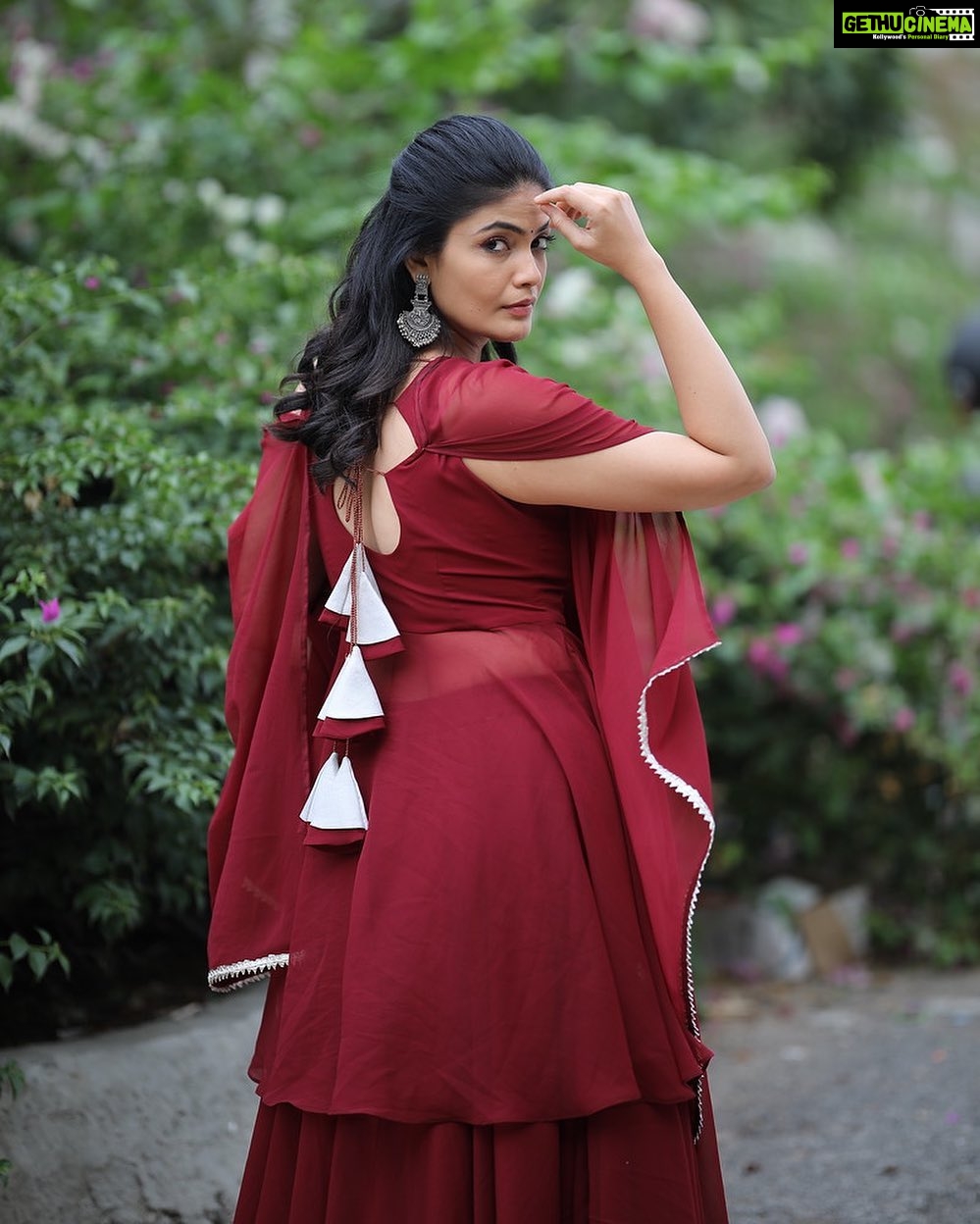 Kalpika Ganesh Instagram - Dangles Dangles Dangles Layer1 Layer2 Layer3 Look customised by @sr_lable_by_yaminireddy Makeup and hair by @makeupbykrishnaveni Captured by @karteeksivagouni #dangles #red #layers #indian #sunset #noedit #nofilter #roadsidephotography