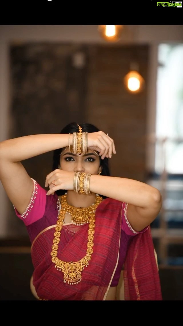 Kalpika Ganesh Instagram - Huge shoutout to @loukyas__an_inch_of_gold for assembling this whole set of jewellery look and the saree making this attire astonishing Thanks for the timely help Make up and hair @makeupbykrishnaveni #classicaldance #classical #kuchipudi