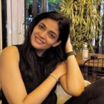Kalpika Ganesh Instagram - Cause your day should start with a smile🖤🖤 Amazing food and ambience @roast.thecaffeinecapital Especially croissants 🥐 #phoneclicks #candid