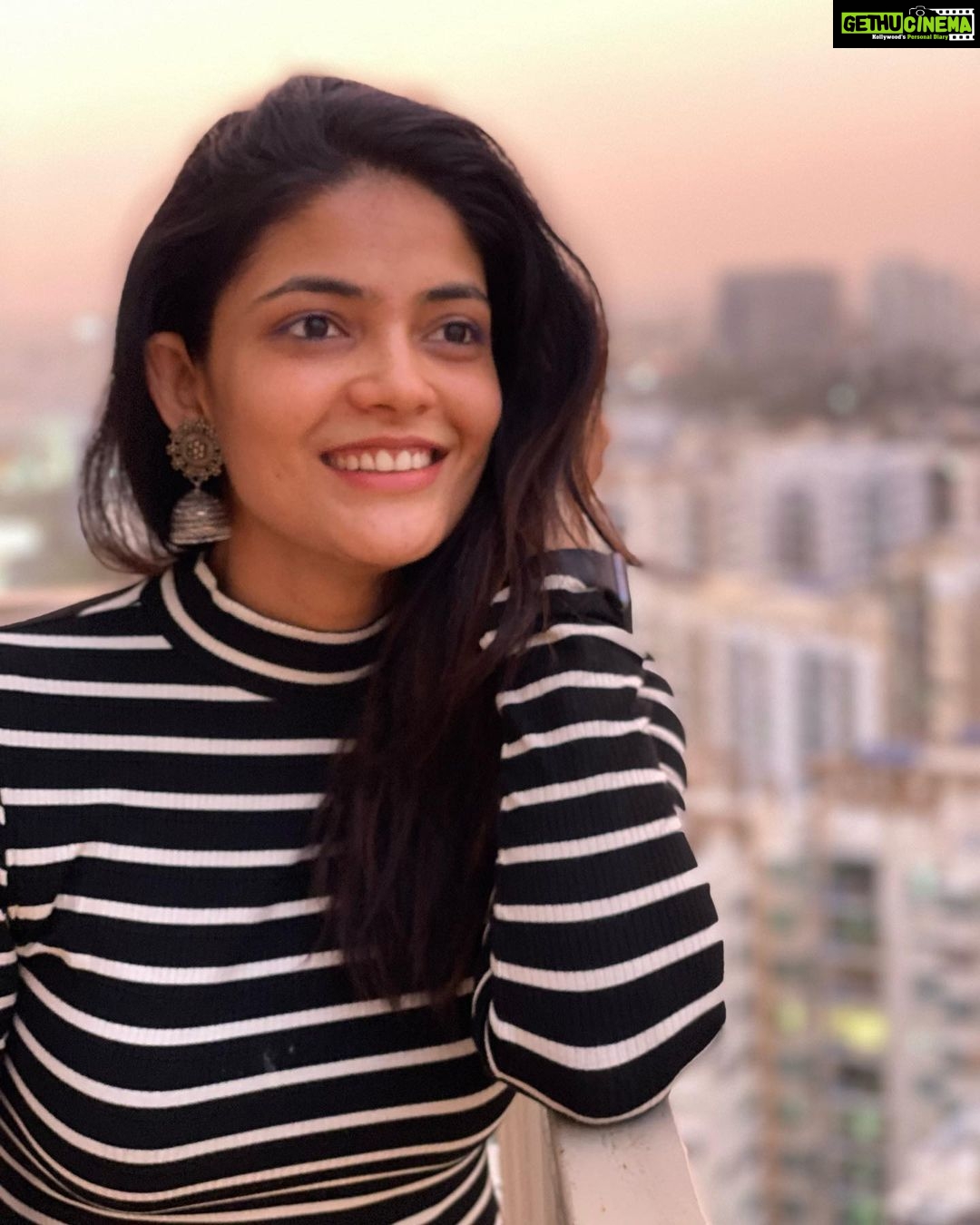 Kalpika Ganesh Instagram - A lil more from the sunset series 🖤🤍🖤 @krishnashanthim was my ear ring pairing decent or weird ?? Done different justice with your earrings?? #sunset #candid #bnw #blackandwhite #stripes #nomakeup #noedit #nofilter #phoneclick #shotoniphone #jhumkas #contemporary