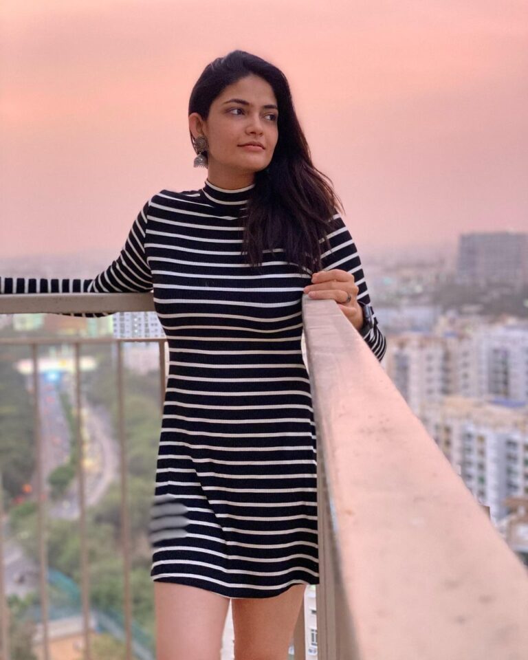 Kalpika Ganesh Instagram - Every beautiful sunset has their own stories 📷 @harish_aritakula #sunset #tints #stripes #blackandwhite #bnw #balcony #phoneclicks #noedit #nofilter #serene