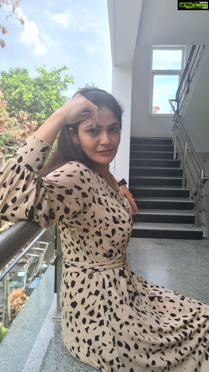 Kalpika Ganesh Instagram - Chilled at our interviews today for @sitaontheroad_telugu_movie 3 camera man for this @iamkalpika @yaronlife @gayathrigupta 🤎🖤 Special thanks to @_anita_priya for creating this look ❤️ #ootd #boots #reels #reelgram