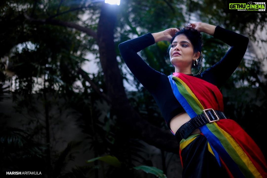 Kalpika Ganesh Instagram - Coz there is light at the other end of the tunnel❤️💖 📸 @harish_aritakula Styling MUH @makeupbykrishnaveni Wearing @anagha_designs #saree #belts #drape #differentdrape #contemporary #stylish