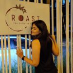Kalpika Ganesh Instagram – Cause your day should start with a smile🖤🖤
Amazing food and ambience @roast.thecaffeinecapital 
Especially croissants 🥐 

#phoneclicks #candid