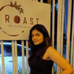 Kalpika Ganesh Instagram - Cause your day should start with a smile🖤🖤 Amazing food and ambience @roast.thecaffeinecapital Especially croissants 🥐 #phoneclicks #candid