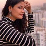 Kalpika Ganesh Instagram - A lil more from the sunset series 🖤🤍🖤 @krishnashanthim was my ear ring pairing decent or weird ?? Done different justice with your earrings?? #sunset #candid #bnw #blackandwhite #stripes #nomakeup #noedit #nofilter #phoneclick #shotoniphone #jhumkas #contemporary