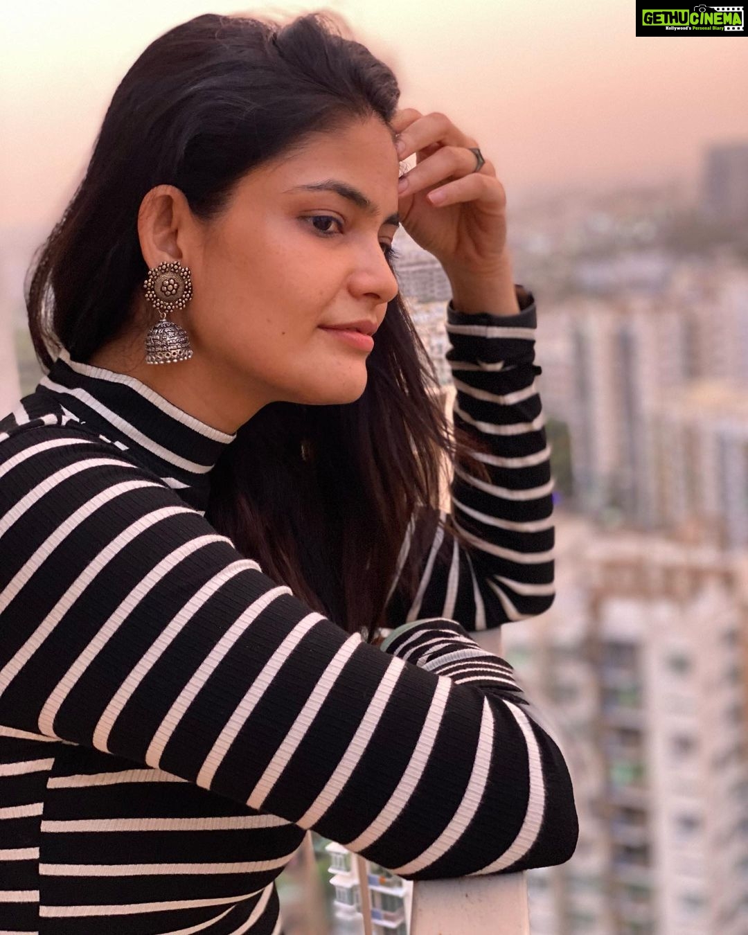 Kalpika Ganesh Instagram - A lil more from the sunset series 🖤🤍🖤 @krishnashanthim was my ear ring pairing decent or weird ?? Done different justice with your earrings?? #sunset #candid #bnw #blackandwhite #stripes #nomakeup #noedit #nofilter #phoneclick #shotoniphone #jhumkas #contemporary
