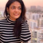 Kalpika Ganesh Instagram - A lil more from the sunset series 🖤🤍🖤 @krishnashanthim was my ear ring pairing decent or weird ?? Done different justice with your earrings?? #sunset #candid #bnw #blackandwhite #stripes #nomakeup #noedit #nofilter #phoneclick #shotoniphone #jhumkas #contemporary