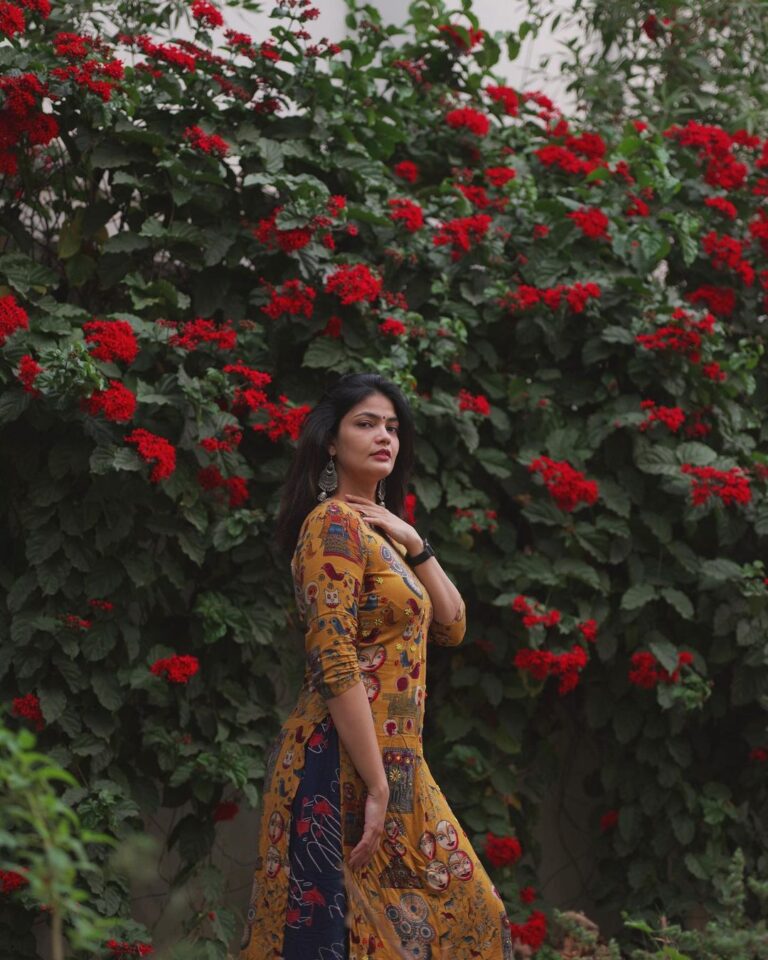 Kalpika Ganesh Instagram - Let us all bloom soon Happy days are definitely ahead Only if you stay safe and stay home❤️ #throwback #nature #roadsidephotography