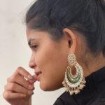 Kalpika Ganesh Instagram – When I decide to keep it natural
Thank you @vedhas_fahion_ for this pretty ear tops

#candid #profile #sideprofile #jhumkas #jhumkis #appleiphone #shotoniphone #keepitreal