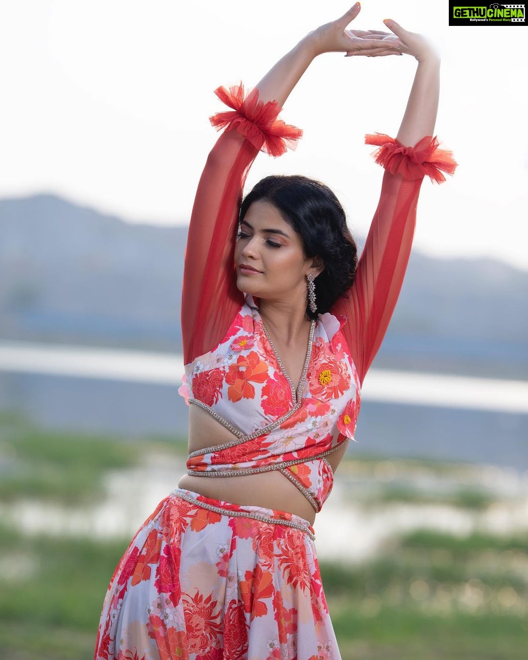 Kalpika Ganesh Instagram - Floral๐๐ธ๐๐บ ALE Living mermaid ๐งโโ๏ธ Label @baaswinivarmalabel Make over @makeupbykrishnaveni Freezed by @karteeksivagouni #red #floral #summerlook #ootd #opening #mermaid #backless #kalpika #2021 #goodmorning #staypositive