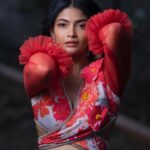 Kalpika Ganesh Instagram - Floral🍁🌸🍂🌺 DOS Beauty lies in the eyes of the beholder Thanks you my beholder @karteeksivagouni Label @baaswinivarmalabel Make over @makeupbykrishnaveni #red #floral #summerlook #ootd #opening