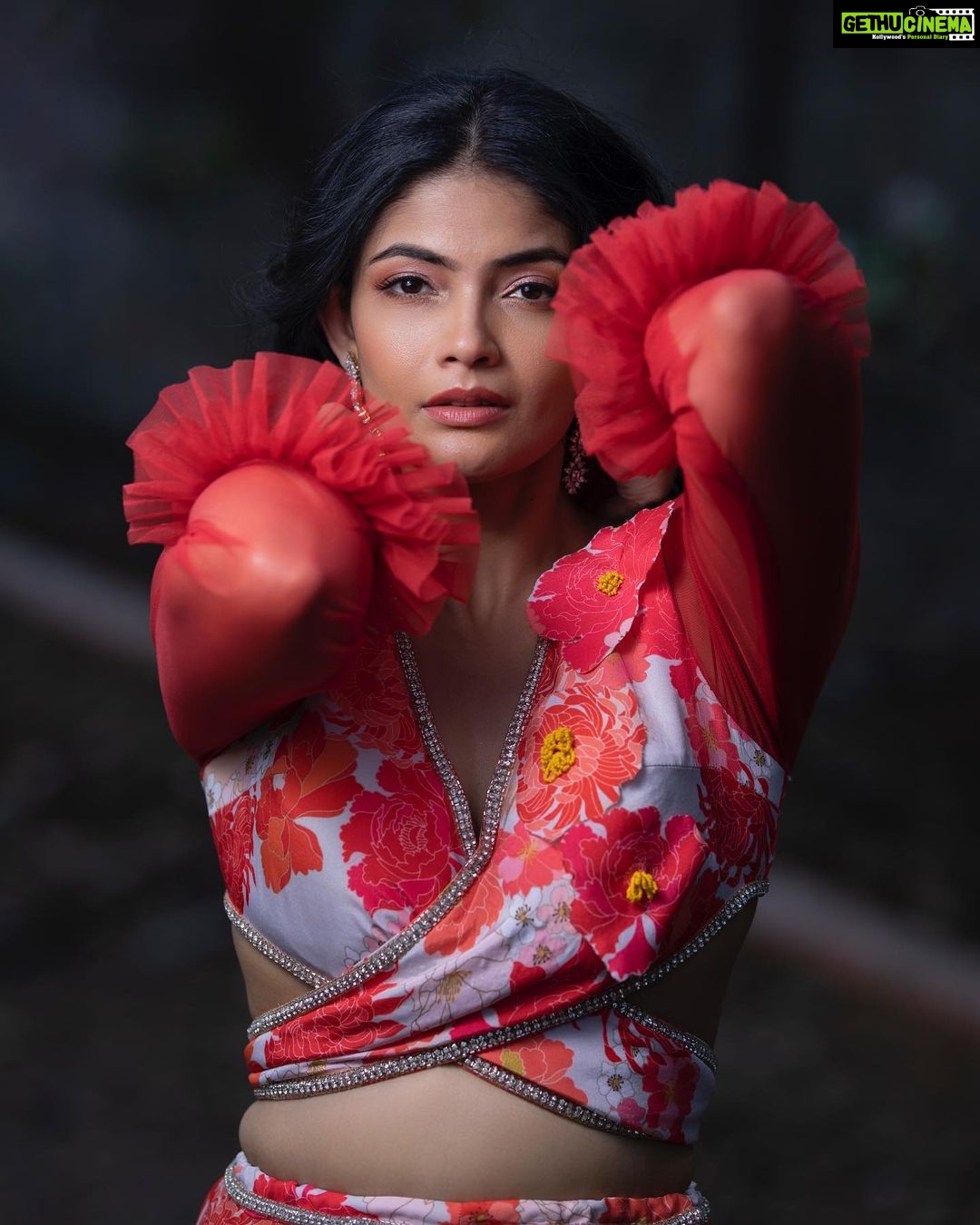 Kalpika Ganesh Instagram - Floral๐๐ธ๐๐บ DOS Beauty lies in the eyes of the beholder Thanks you my beholder @karteeksivagouni Label @baaswinivarmalabel Make over @makeupbykrishnaveni #red #floral #summerlook #ootd #opening
