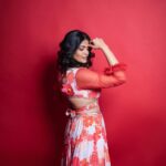 Kalpika Ganesh Instagram - Floral🍁🌸🍂🌺 UNO Label @baaswinivarmalabel Make over @makeupbykrishnaveni Freezed by @karteeksivagouni #red #floral #summerlook #ootd #opening