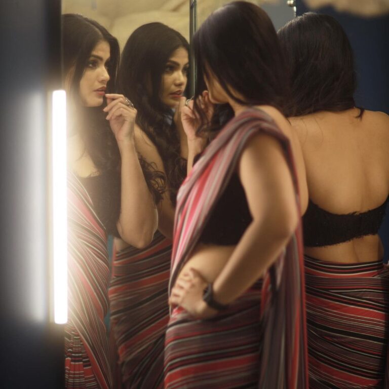 Kalpika Ganesh Instagram - What if I had a twin, exactly like me!! It would have been a double trouble to the people around me for sure😂😅🤣 #mirrors #4 #saree #candid #longhair #longhairdays #throwback