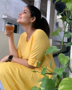 Kalpika Ganesh Instagram - WAH TAJ!!

Attitude is what can be a game changer
Be it any profession or field don’t forget to be real and cherish the human inside you 
Coz that defines you and eventually will lead you to heights💛🤍

#positivevibes #saturdayvibes #yellow #summerhair #summer #summeroutfit #comfortfirst #highponytail #noedit #nofilter
