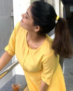 Kalpika Ganesh Instagram - WAH TAJ!!

Attitude is what can be a game changer
Be it any profession or field don’t forget to be real and cherish the human inside you 
Coz that defines you and eventually will lead you to heights💛🤍

#positivevibes #saturdayvibes #yellow #summerhair #summer #summeroutfit #comfortfirst #highponytail #noedit #nofilter