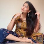 Kalpika Ganesh Instagram - Ofcourse I’m obsessed with my long hair #flashbackfriday #longhair #selfmakeup #bindi #purple #print #printdesign #timerclicks #selfie #shotoniphone #appleiphone